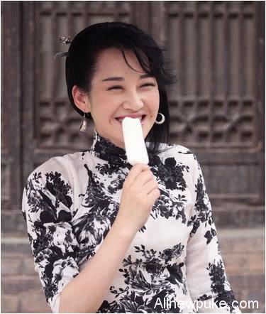 50岁许晴无惧身材变胖，深夜吃炸鸡表情放飞自我