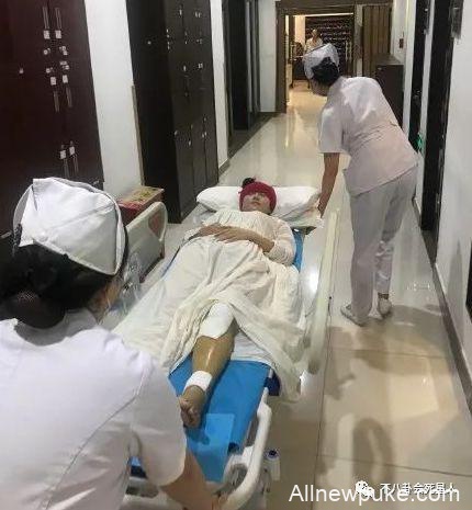 小彩旗与杨丽萍亲密同框 从这些细节看出两人关系