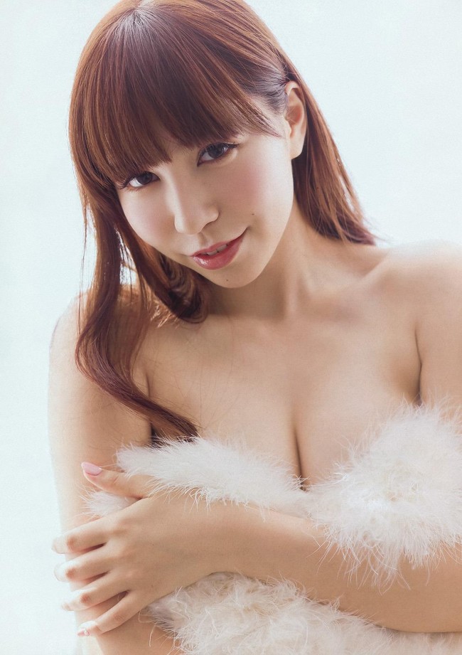 只手遮胸过激的半裸照片们 这些日本女艺人也未免太让人情绪激昂了