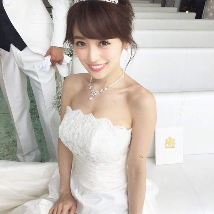 泉里香性感写真照 真人版娜美穿泳装包不住豪乳