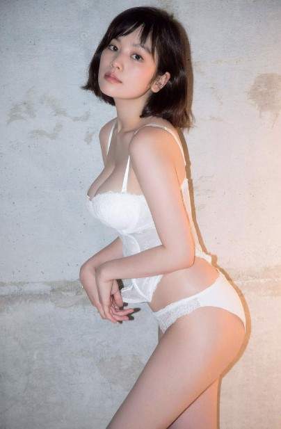 笕美和子性感写真像玛丽莲梦露 G罩杯巨乳GIF动图片很“暴力”