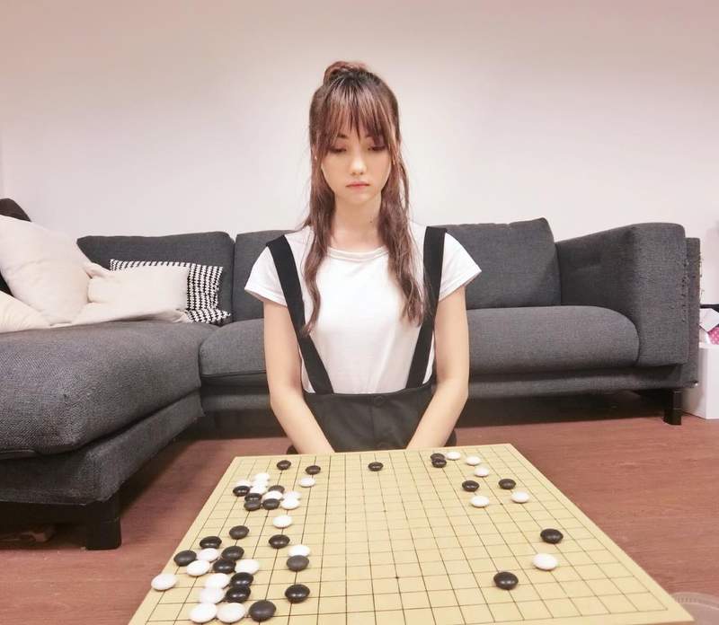 围棋女神黑嘉嘉笑容迷人 美出透明宛如女神下凡