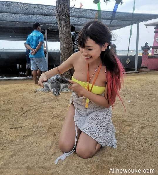 网红正妹Pui Yi 糖糖 晒性感旅游照片巨乳诱人