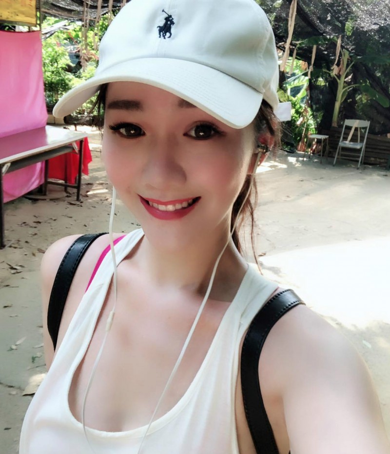 美女老板娘艾琳IRENE 爬山裸露火辣美乳令人山友腿软