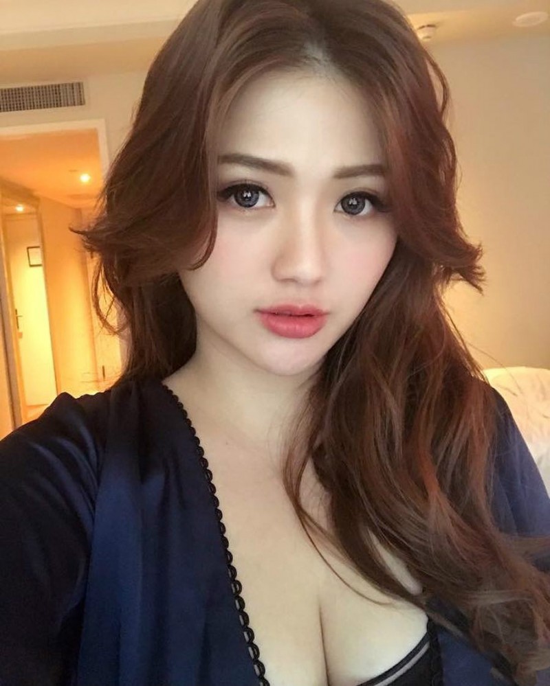 性感美女莫葵Vika 低胸洋装秀深邃事业线