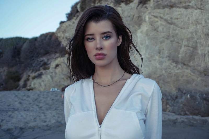 异色瞳性感模特Sarah McDaniel 患虹膜异色症美得独一无二