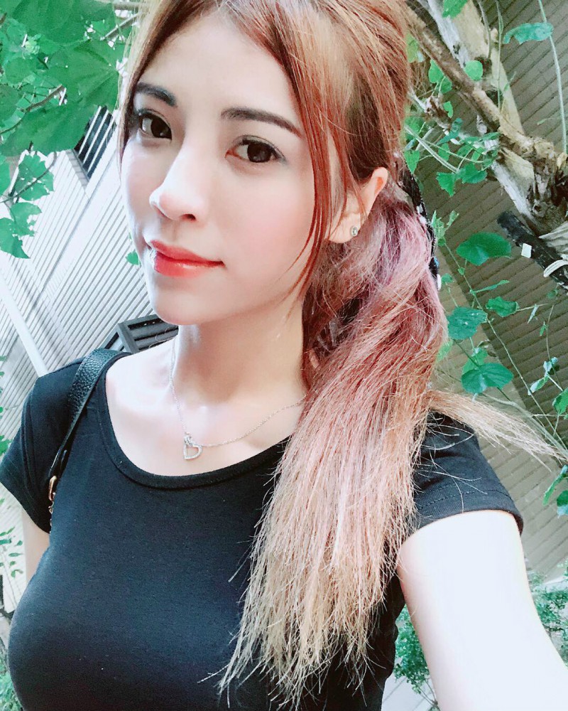 台湾模特正妹Angel Liya 浴袍中开巨乳的诱惑