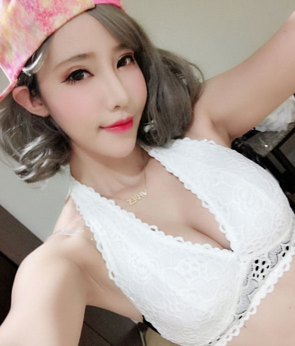 体大学姐Cyndi身材火辣 爆乳美女玩DJ动感十足