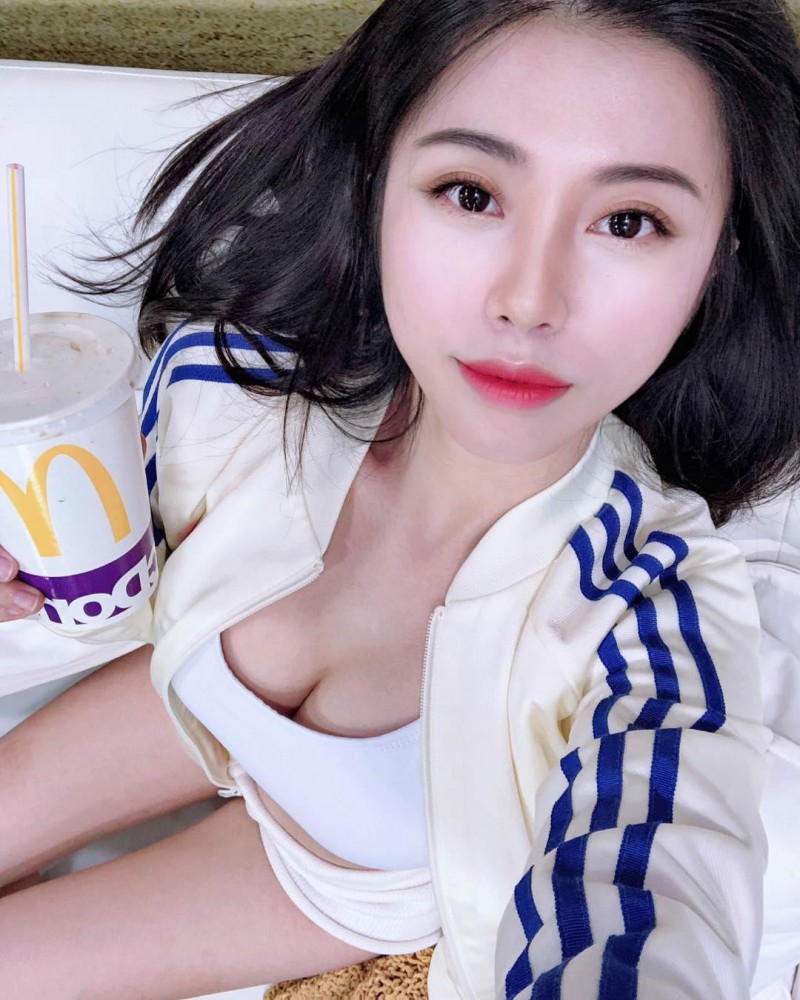 爆乳美女Wenxian 三点式比基尼秀凹凸有致火辣身材