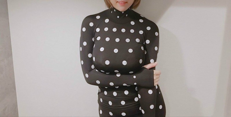 偷拍自拍女孩的阴唇 日本女生穿紧身透视波点量身衣令人想歪歪