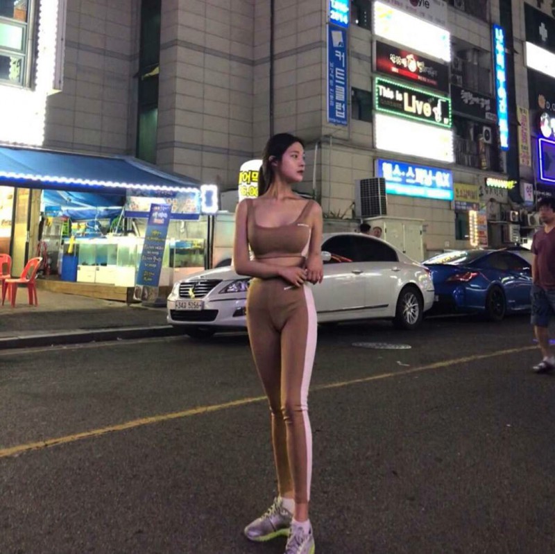 韩国性感巨乳美女 胸器妹泳装包不住双乳峰