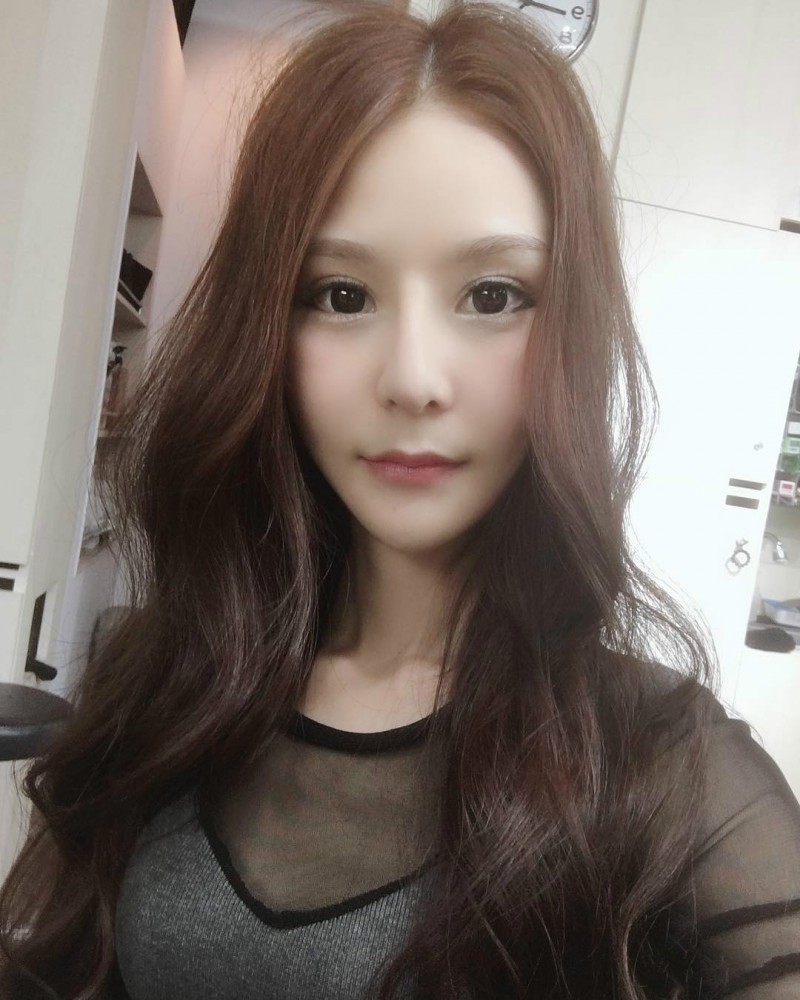 气质才女张品曦Falotta Chang如花似玉 优雅又性感