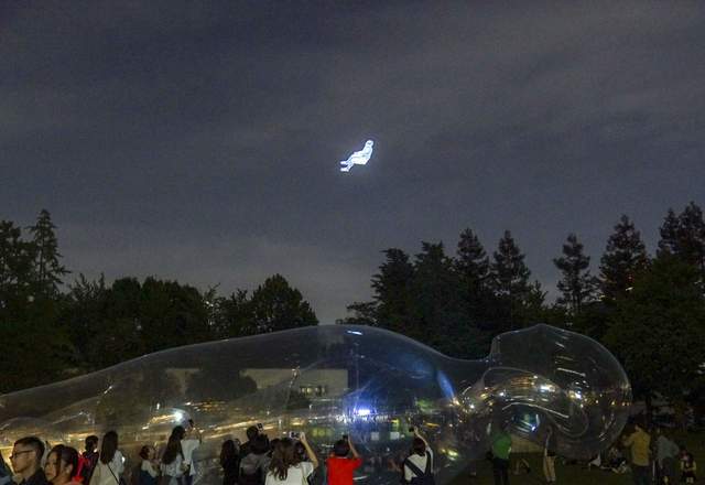 空气人漂浮六本木夜空 奇幻夜晚星空堪比科幻电影