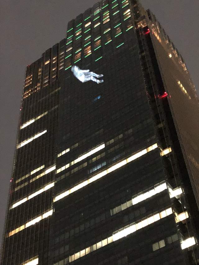 空气人漂浮六本木夜空 奇幻夜晚星空堪比科幻电影