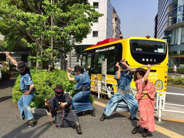 日本武士捡垃圾 街道英雄呼吁保护环境