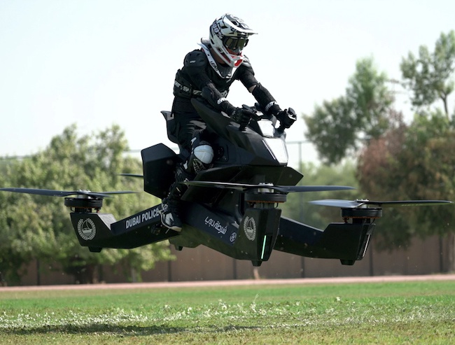 杜拜飞天摩托车Hoverbike 飞行警车时速可达96公里威风凛凛