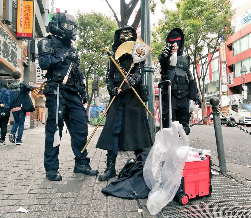 “变态痴汉”Cosplay清洁大队 义工捡垃圾遭警察逮捕