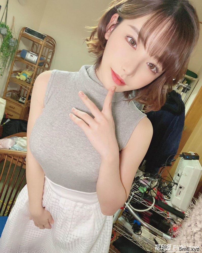 深田咏美“全身只捲一条被单” 躺床甜笑：一起再睡一下呀～