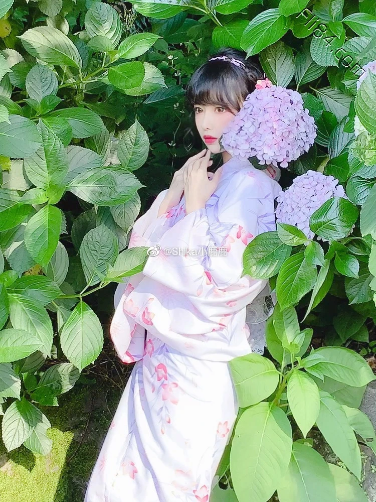 coser“Shika小鹿鹿”,外表甜美身材超给力的樱花妹！