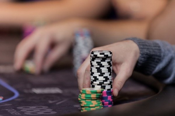 【蜗牛扑克】德州扑克中在玩得松的小注额取得最大成功的三个法则