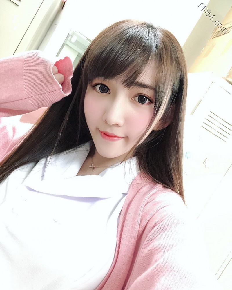 大眼性感护理师Elle怡葶，制服底下隐藏着饱满美乳。