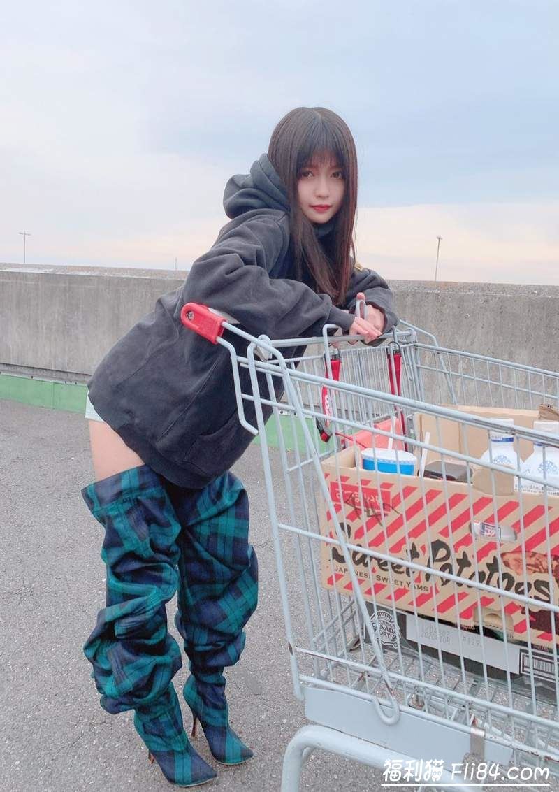 日本正妹穿了像“裤子脱一半”的时尚长靴去逛好市多 引来观众围观！