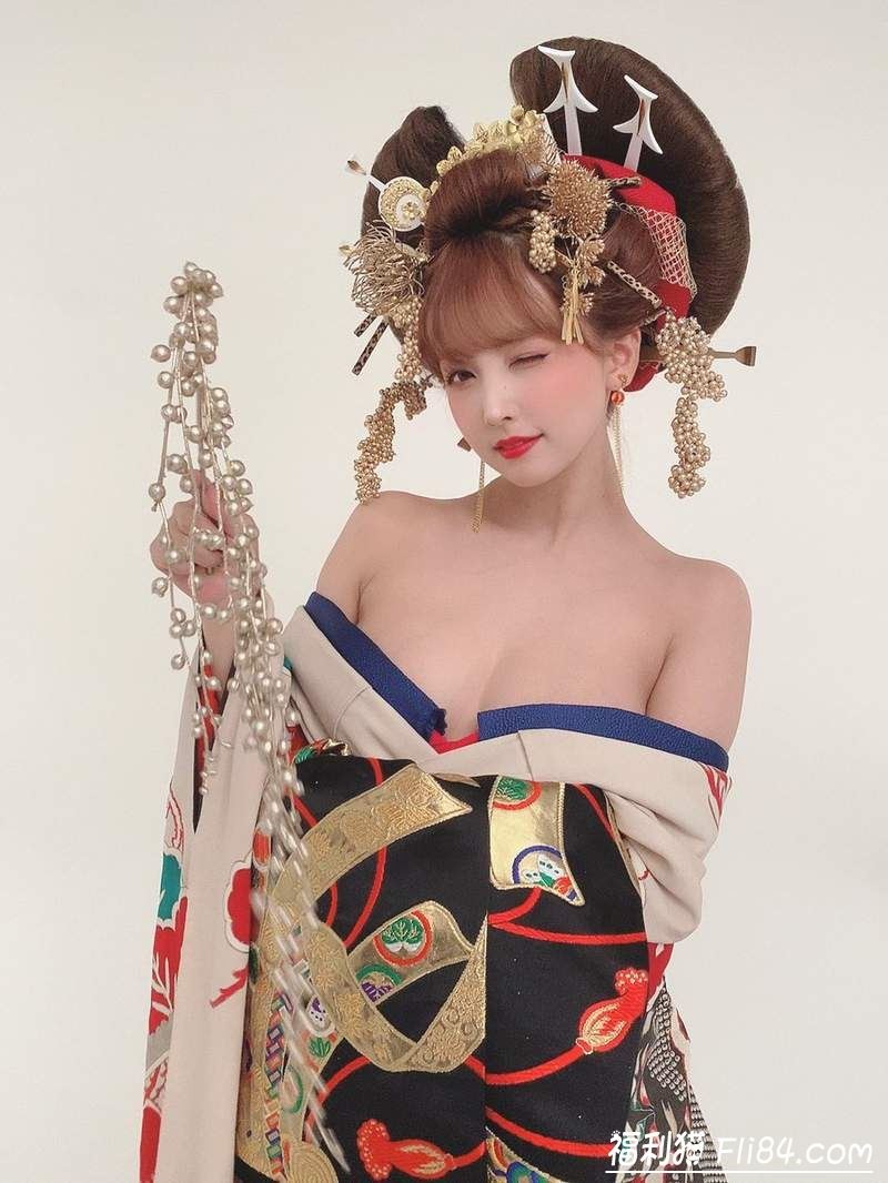 暗黑天后三上悠亚2020新年周刊性感写真花魁打扮超辣！