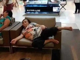 【蜗牛扑克】在公众场合保持形象有多重要 妇女在商场睡着遭恶搞