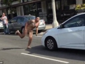 【蜗牛扑克】瘋了！裸男狂吼一聲 飛衝直撞來車