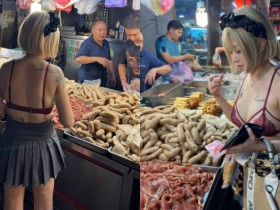 【蜗牛扑克】傳統市場驚見巨乳妹只穿內衣採買烤肉食材　老闆不知道該看哪