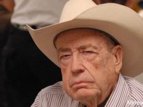 蜗牛扑克:Doyle Brunson支持特朗普建议教师配枪的提议