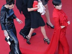 【蜗牛扑克】女星在红毯上的尴尬瞬间，李宇春被踩裙摆，杨幂被“劝离”