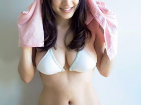 【蜗牛扑克】都丸纱也华展示18岁糖度无限大 甜美笑容及性感F奶