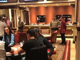 【蜗牛扑克】百乐宫扑克室再次被抢，一名警官受伤，罪犯抢救无效死亡！