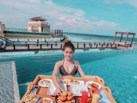 【蜗牛扑克】甜美正妹Chuithing Lim晒马尔代夫旅游照 穿比基尼享用漂浮早餐