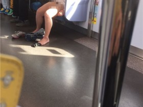 【蜗牛扑克】女痴汉摸男乘客下体日本电车又现长发女「下半身全裸」瘫睡，网友发现有亮点！