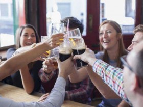 【蜗牛扑克】喝酒后说英语会更流利吗 科学家公开喝酒后英语会变好实验结果
