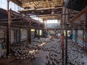 【蜗牛扑克】草间弥生《自恋庭园》再现纽约 传奇艺术家用1500颗镜面金属球重现经典装置艺术