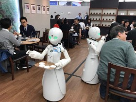 【蜗牛扑克】日本分身机器人咖啡厅 重度障碍者实现就业梦
