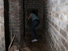 【蜗牛扑克】租住房发现秘密地窖 密室中有一神秘大洞