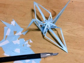 【蜗牛扑克】折纸鹤留下折痕是什么样的 神人佳作镂空纸鹤令人惊叹
