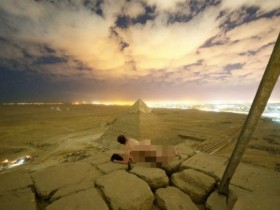 【蜗牛扑克】丹麦摄影师埃及金字塔顶上打野战 性爱解锁曝光引争议