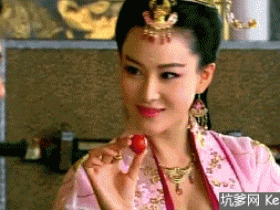 【蜗牛扑克】古装美女喂皇帝吃水果gif动态图片