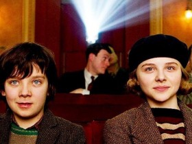 【蜗牛扑克】新造型!《性爱自修室》男主角 Asa Butterfield理平头,换上西装变身英伦型男!