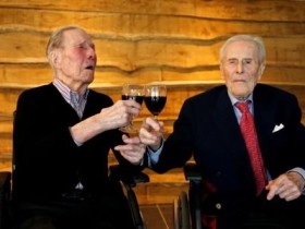 【蜗牛扑克】比利時最老雙胞胎103歲 黏對方破1世紀