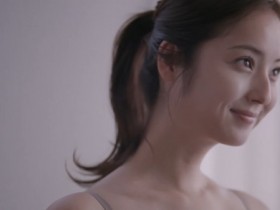 【蜗牛扑克】日本人氣女星內衣廣告倒著播！裸上身畫面太性感…網友：鼻血噴不停