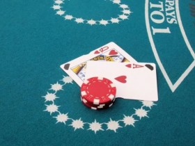 【EV扑克】牌局分析 | 同花AQ，翻前遇到加注和3bet，怎么办？