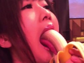 【蜗牛扑克】有病幕後影片《AV女優示範吃香蕉》超想加入這個節目的工作人員
