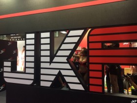 【蜗牛扑克】【JKF X 2016 Adult Expo】南梨央奈也來JKF獻簽名　大紅兔女郎裝好亮眼