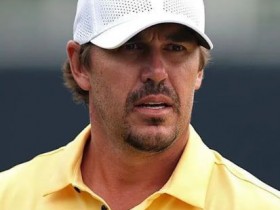 大发体育-科普卡在 LIV 赛事中将发球区标记击向观众,大发助力你的致富之路!